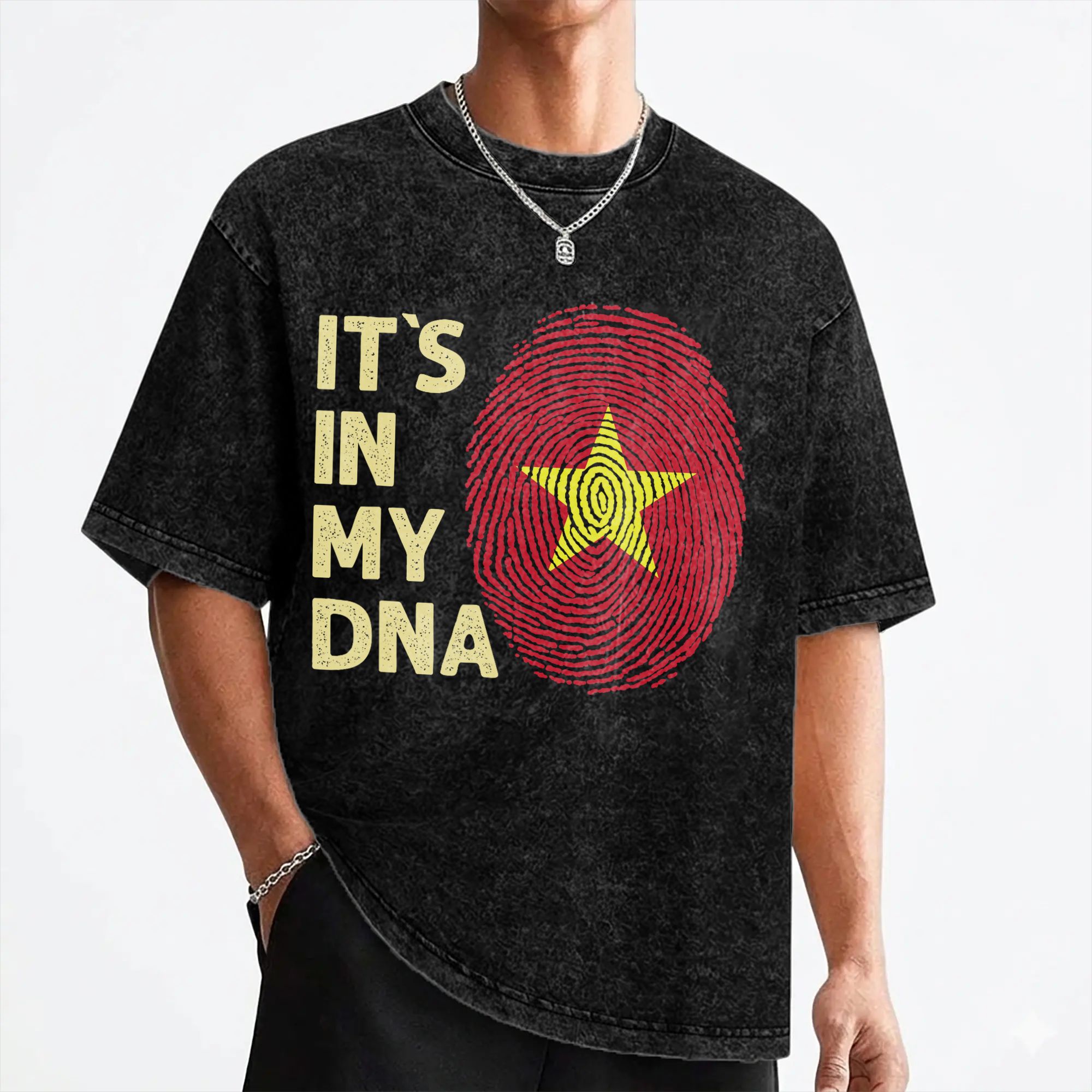 Street Fashion In Vietnam - T-Shirt con Bandiera Vietnamita 'Vietnam in