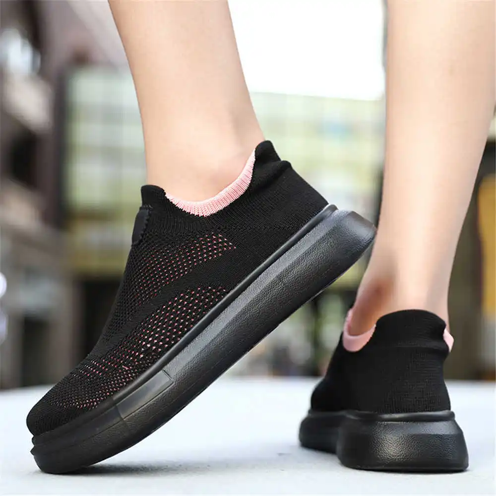 Street Fashion In Vietnam - Calze con plateau scarpe marroni per
