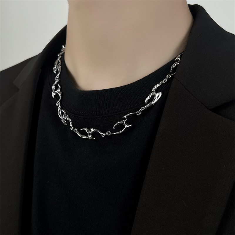 Collana in metallo di forma ir - Street Fashion Trends 2025 recensione e prezzo