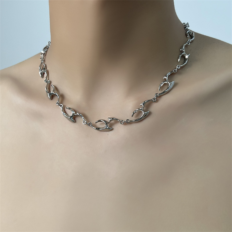Collana in metallo di forma ir - Street Fashion Trends 2025 recensione e prezzo